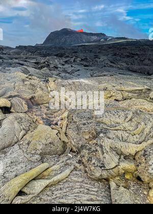 Beeindruckende Luftaufnahme der explodierenden roten Lava vom Active Volcano in Island Stockfoto