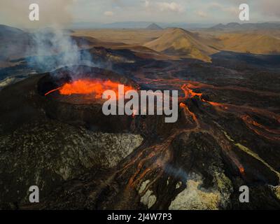 Beeindruckende Luftaufnahme der explodierenden roten Lava vom Active Volcano in Island Stockfoto