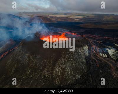Beeindruckende Luftaufnahme der explodierenden roten Lava vom Active Volcano in Island Stockfoto