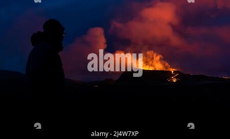 Beeindruckende Luftaufnahme der explodierenden roten Lava vom Active Volcano in Island Stockfoto