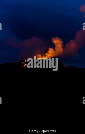 Beeindruckende Luftaufnahme der explodierenden roten Lava vom Active Volcano in Island Stockfoto
