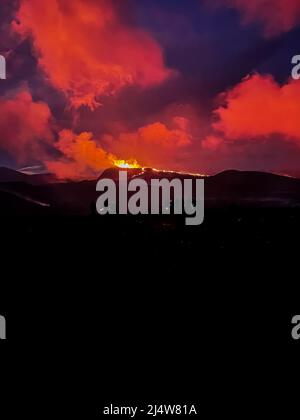 Beeindruckende Luftaufnahme der explodierenden roten Lava vom Active Volcano in Island Stockfoto