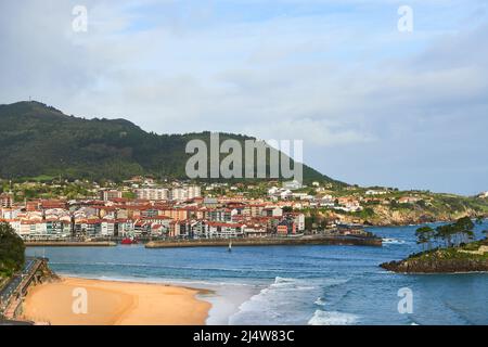 Strand an der Küste von Lekeitio und der Stadt im Hintergrund, Baskenland, Euskadi, Euskal Herria, Spanien, Europa Stockfoto