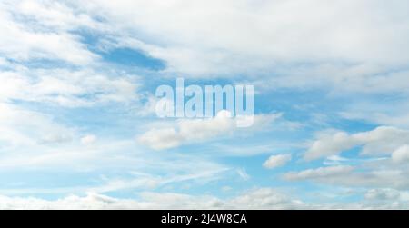 Weiße, flauschige Wolken am blauen Himmel. Weiches Tragegefühl wie Baumwolle. Weiße, geschwollene Wolkenlandschaft. Schönheit in der Natur. Nahaufnahme weiße Wolken Textur Hintergrund. Stockfoto