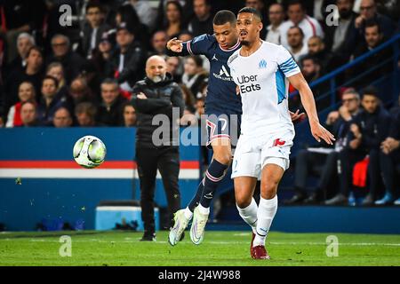 Kylian MMAPPE von PSG und William SALIBA von Marseille während des Fußballspiels der französischen Ligue 1 zwischen Paris Saint-Germain und Olympique de Marseille am 17. April 2022 im Stadion Parc des Princes in Paris, Frankreich - Foto: Matthieu Mirville/DPPI/LiveMedia Stockfoto