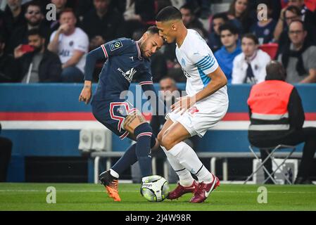 NEYMAR JR von PSG und William SALIBA aus Marseille während des Fußballspiels der französischen Ligue 1 zwischen Paris Saint-Germain und Olympique de Marseille am 17. April 2022 im Stadion Parc des Princes in Paris, Frankreich - Foto: Matthieu Mirville/DPPI/LiveMedia Stockfoto