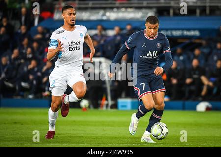 William SALIBA von Marseille und Kylian MMAPPE von PSG während des Fußballspiels der französischen Ligue 1 zwischen Paris Saint-Germain und Olympique de Marseille am 17. April 2022 im Stadion Parc des Princes in Paris, Frankreich - Foto: Matthieu Mirville/DPPI/LiveMedia Stockfoto