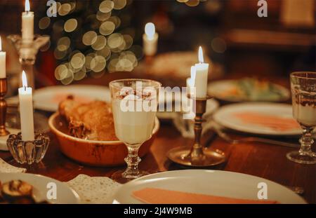 Traditionelle Herbst- und Wintercocktails, Alkohol oder nicht. Zwei Gläser Eierbecher-Cocktails mit Kakao und Marschwalben, in zwei Tassen, auf Holztisch, kopieren Stockfoto