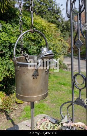 Turin, Italien - 19. März 2022: Detail eines Brunnens mit einem Eisenfrosch im Eimer. Stockfoto