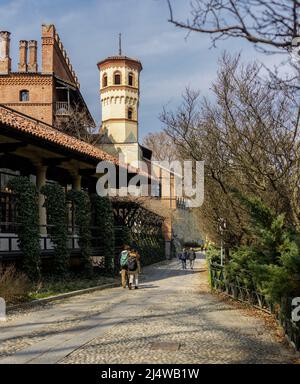 Turin, Italien - 19. März 2022: Am Ufer des Flusses Po, mit dem mittelalterlichen Dorf auf der linken Seite. Stockfoto