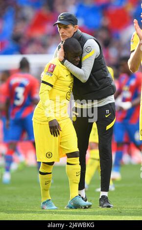 London, Großbritannien. 17. April 2022. 17. April 2022 - Chelsea gegen Crystal Palace - Emirates FA Cup - Halbfinale - Wembley Stadium Chelsea-Manager Thomas Tuchel umarmt N'Golo Kante nach dem Halbfinale des FA Cup gegen Crystal Palace Bildnachweis: Kredit: Mark Pain/Alamy Live News Stockfoto