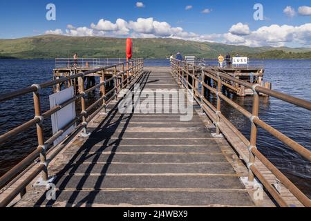 Hölzerner Pier in Luss am Loch Lomond, Schottland Stockfoto