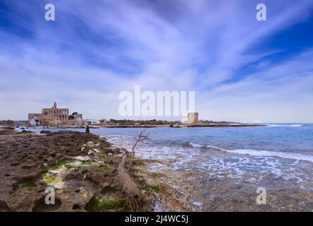 Apulien Küste: Der Strand von San Vito, mit Blick auf die imposante Benediktinerabtei, die dem schutzheiligen gewidmet ist, bietet eine reizvolle Aussicht. Stockfoto