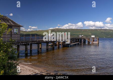 Hölzerner Pier in Luss am Loch Lomond, Schottland Stockfoto