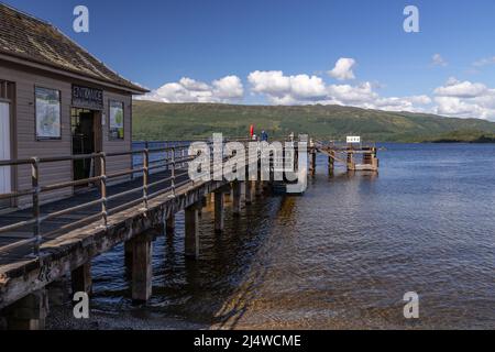 Hölzerner Pier in Luss am Loch Lomond, Schottland Stockfoto