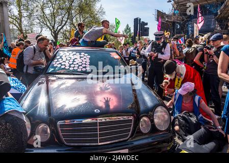 Aktivisten stoppen ein Auto, indem sie um es liegen, Wir werden nicht umhergehen, ein Aussterben Rebellion Protest, der für Klimagerechtigkeit kämpft, Marble Arch, Stockfoto