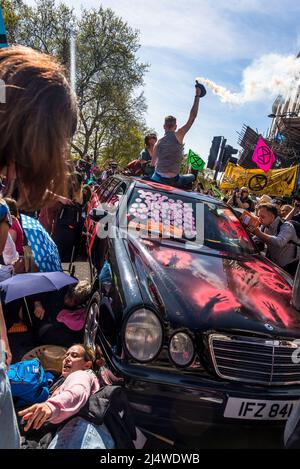 Blockiertes Auto mit roten Farbhanddrucken, Wir werden nicht umstehen, ein Aussterben Rebellion Protest, der für Klimagerechtigkeit kämpft, Marble Arch, London Stockfoto