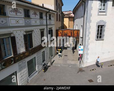 Mendrisio, Schweiz - 15. April 2022: Drohnenansicht bei Mendrisio in der Schweiz Stockfoto