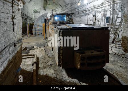 Elektrische Lokomotive in einem unterirdischen Tunnel Stockfoto