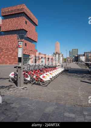 Antwerpen, Belgien, 17. April 2020, Fahrradverleih im bekannten Museum aan de Stroom ( MAS, Museum am Fluss) in Antwerpen Stockfoto