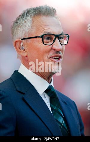 Der Fernsehmoderator und ehemalige Fußballspieler Gary Lineker arbeitet während eines Fußballspiels im FA Cup am Rande des Wembley-Stadions. Stockfoto