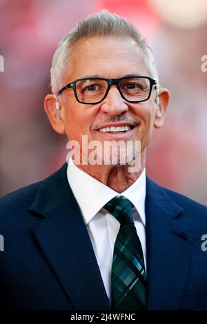 Der Fernsehmoderator und ehemalige Fußballspieler Gary Lineker arbeitet während eines Fußballspiels im FA Cup am Rande des Wembley-Stadions. Stockfoto