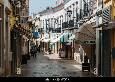 Rua 5 de Outubro - Haupthandelsstraße in Loule, Algarve, Portugal Stockfoto