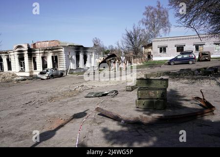 Nicht exklusiv: TROSTIANETS, UKRAINE - 15. APRIL 2022 - in der Stadt Liberate sind Gebäude abgebildet, die durch den Beschuss russischer Truppen zerstört wurden Stockfoto