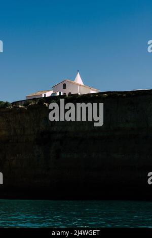 Kapelle Nossa Senhora da Rocha in Armacao da Pera, Algarve, Portugal, erbaut am Ende des 15.. Jahrhunderts Stockfoto