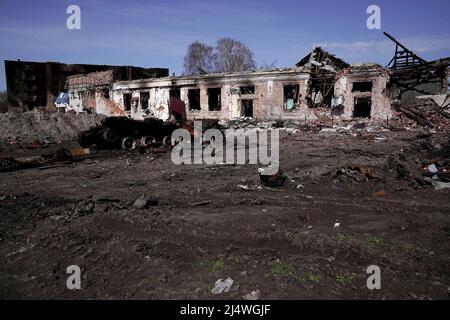 Nicht exklusiv: TROSTIANETS, UKRAINE - 15. APRIL 2022 - in der von R befreiten Stadt sind Gebäude abgebildet, die durch den Beschuss russischer Truppen zerstört wurden Stockfoto