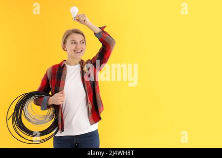 Berufskonzept, junge Frau auf gelbem Hintergrund Stockfoto