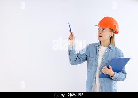 Konzept der Beschäftigung, junge Frau auf weißem Hintergrund Stockfoto
