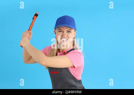 Konzept der Beschäftigung, junge Frau auf blauem Hintergrund Stockfoto
