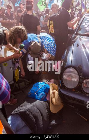 Aktivisten stoppen ein Auto, indem sie um es liegen, Wir werden nicht umhergehen, ein Aussterben Rebellion Protest, der für Klimagerechtigkeit kämpft, Marble Arch, Stockfoto