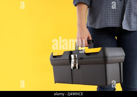 Berufskonzept, junge Frau auf gelbem Hintergrund Stockfoto