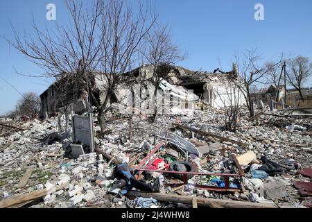 Nicht exklusiv: TSCHERNIW, UKRAINE - 15. APRIL 2022 - die Folgen der Bombardierungen durch russische Truppen sind in Tscherniw, im Norden der Ukraine, zu sehen. Stockfoto