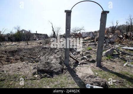 Nicht exklusiv: TSCHERNIW, UKRAINE - 15. APRIL 2022 - die Folgen der Bombardierungen durch russische Truppen sind in Tscherniw, im Norden der Ukraine, zu sehen. Stockfoto