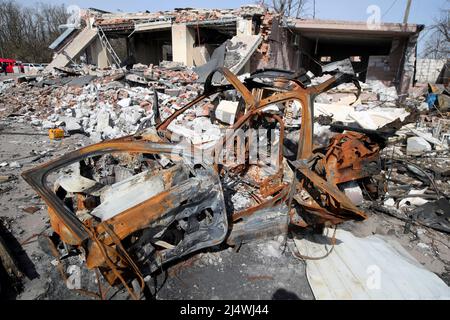 Nicht exklusiv: TSCHERNIW, UKRAINE - 15. APRIL 2022 - die Folgen der Bombardierungen durch russische Truppen sind in Tscherniw, im Norden der Ukraine, zu sehen. Stockfoto