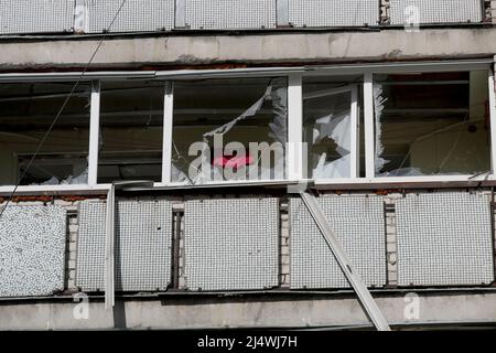 Nicht exklusiv: TSCHERNIW, UKRAINE - 15. APRIL 2022 - die Folgen der Bombardierungen durch russische Truppen sind in Tscherniw, im Norden der Ukraine, zu sehen. Stockfoto