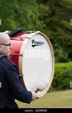 Schlagzeuger mit Bassdrum für Pfeifenband, Helensburgh, Argyll und Bute, Schottland Stockfoto