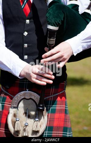 Piper spielt Dudelsäcke in der Pipe Band, Helensburgh, Schottland Stockfoto