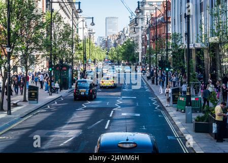 Shopper auf der Oxford Street, einer berühmten Einkaufsstraße im Zentrum von London, England, Großbritannien Stockfoto