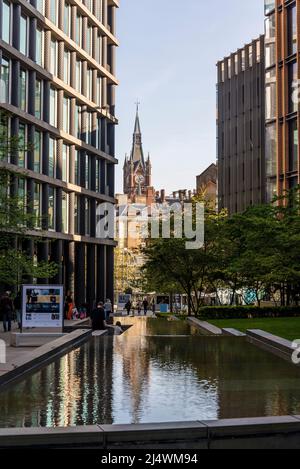 Pancras Square mit Wasserbecken und dem Uhrturm der St. Pancras Station, King's Cross Stadterneuerung, London, England, Großbritannien Stockfoto