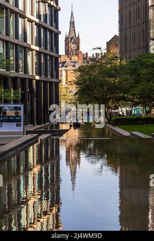 Pancras Square mit Wasserbecken und dem Uhrturm der St. Pancras Station, King's Cross Stadterneuerung, London, England, Großbritannien Stockfoto