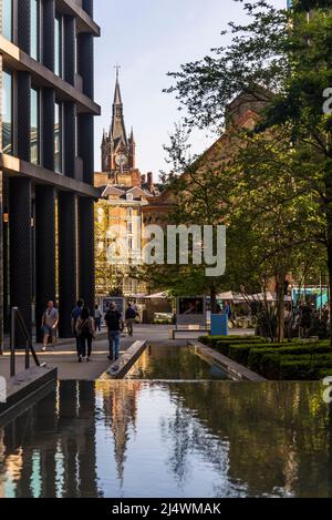 Pancras Square mit Wasserbecken und dem Uhrturm der St. Pancras Station, King's Cross Stadterneuerung, London, England, Großbritannien Stockfoto
