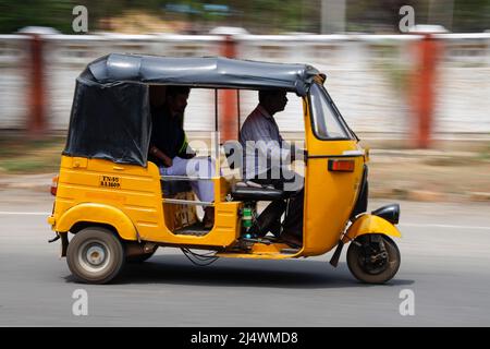 Indisches Auto (Autorikscha) Taxi auf der Straße, Trichy, Tamil Nadu, Indien Stockfoto