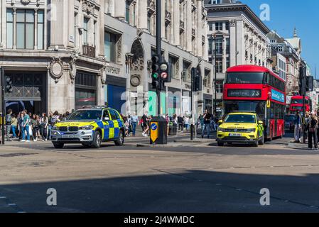 Polizei- und Krankenwagen, Busse und Einkäufer auf der Oxford Street, einer berühmten Einkaufsstraße im Zentrum von London, England, Großbritannien Stockfoto