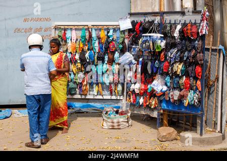 Frau, die bunte, selbstgemachte Stoffmasken in Trichy, Tamil Nadu, Indien verkauft Stockfoto