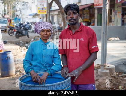 Porträt einer indischen Arbeiterin auf einer Baustelle in Trichy, Tamil Nadu, Indien Stockfoto