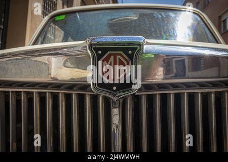 SABADELL, SPANIEN-1. JUNI 2021: Echtes MG-Logo auf der Motorhaube Stockfoto